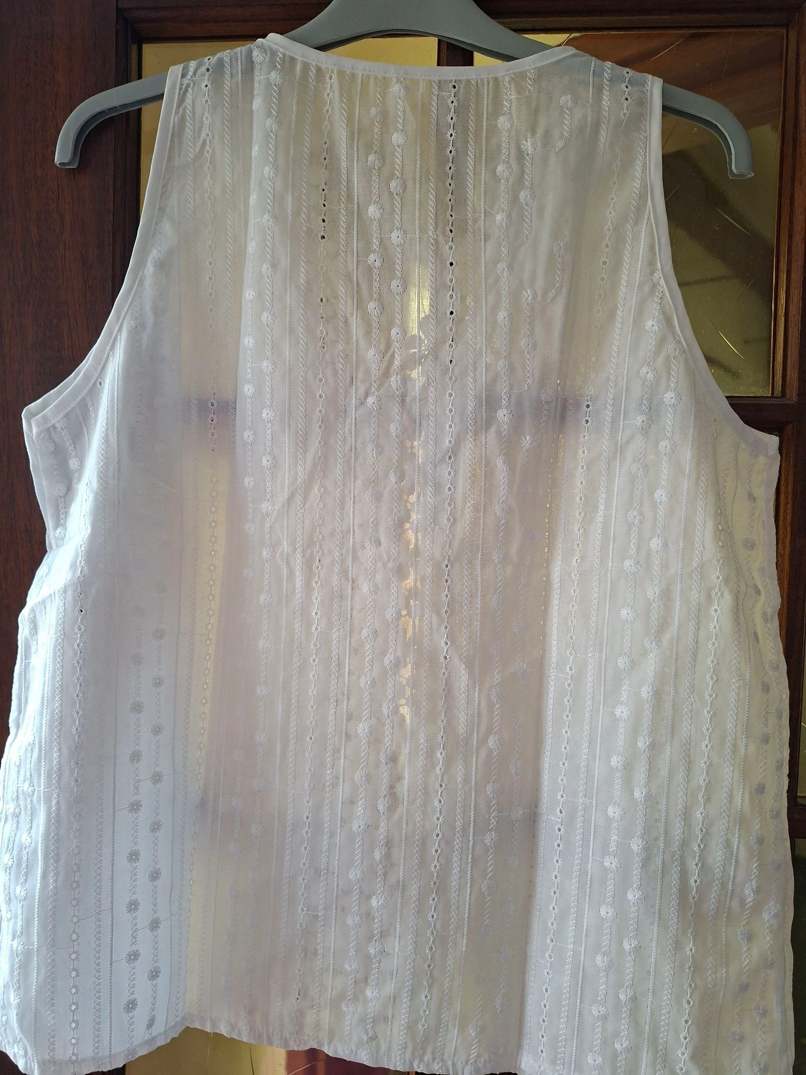 Top blanc brodé fleuri sans manches – dentelle – Taille L – Neuf – photo 6